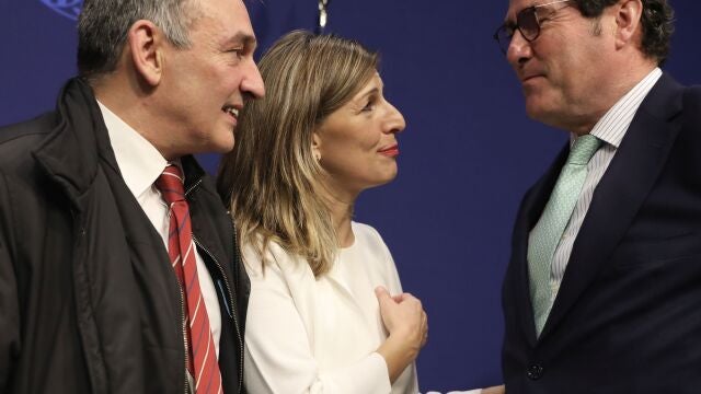 El diputado de Unidas Podemos en el Congreso, Enrique Santiago; la nueva ministra de Trabajo, Yolanda Díaz y el presidente de la CEOE, Antonio Garamendi