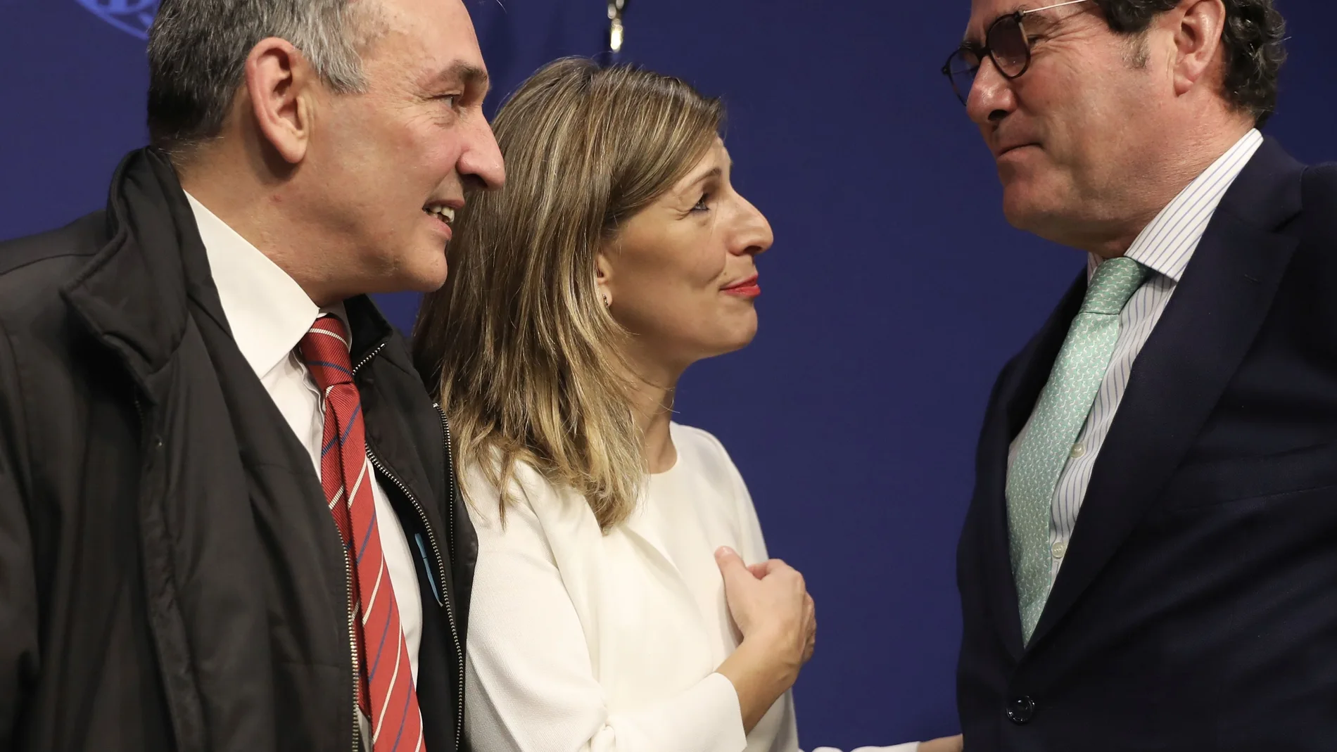 El diputado de Unidas Podemos en el Congreso, Enrique Santiago; la nueva ministra de Trabajo, Yolanda Díaz y el presidente de la CEOE, Antonio Garamendi