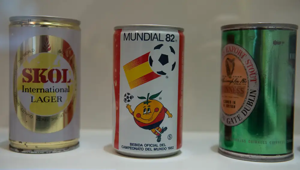 Exposición de latas de refrescos en la Sala LA MEtro