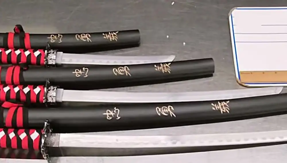 Tres espadas samurái de diferentes tamaños