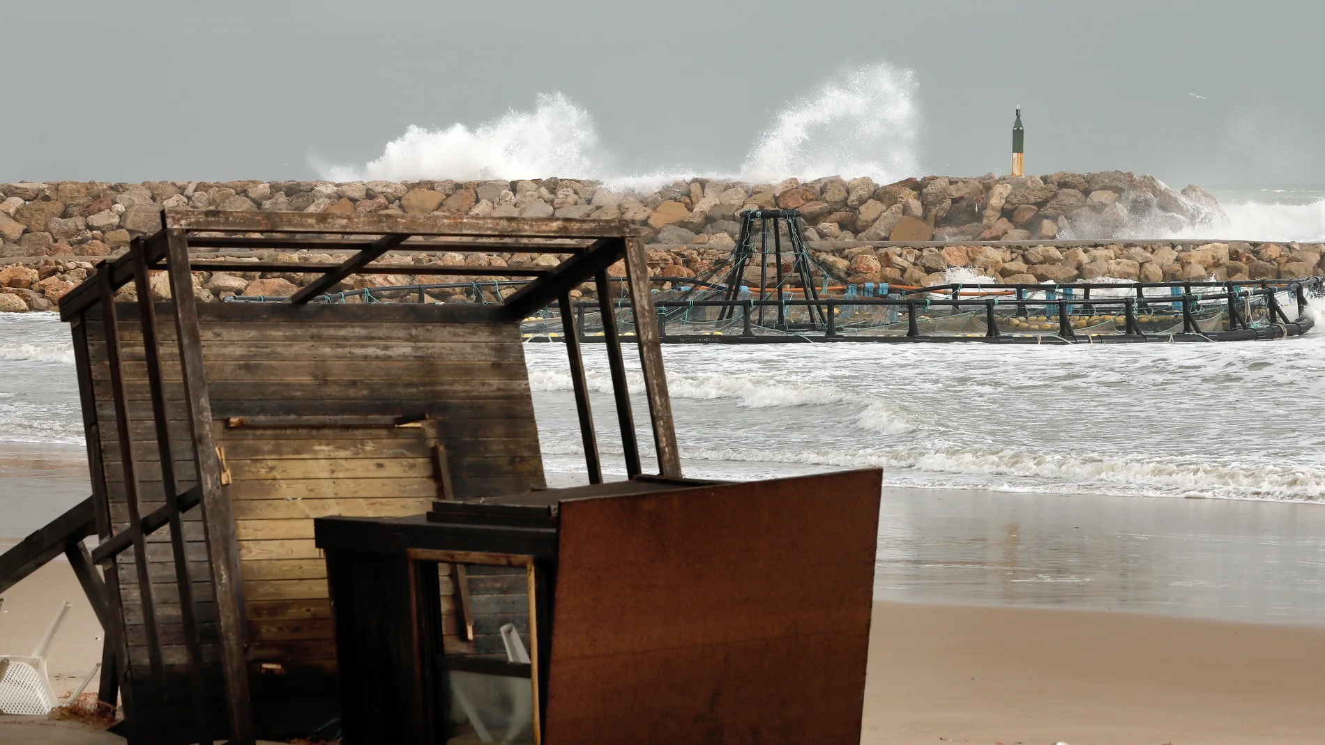 Una piscifactoria es arrastrada a la playa por el temporal "Gloria"