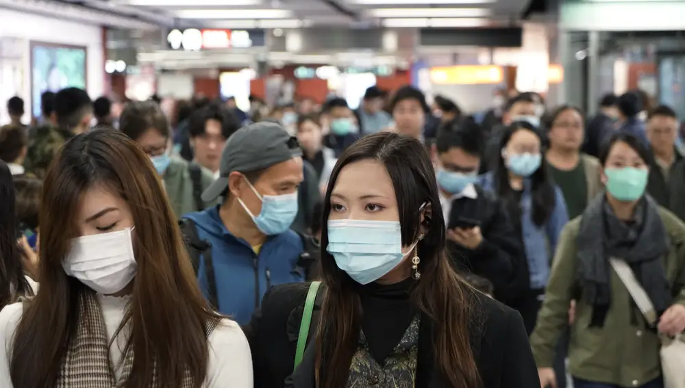 Los pasajeros usan máscaras para prevenir un brote de un nuevo coronavirus en una estación de metro en China (AP Photo/Kin Cheung)