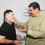 Fotografía cedida por prensa de Miraflores donde se observa al presidente venezolano, Nicolás Maduro (d), sostener un encuentro con Diego Armando Maradona este martes, en Caracas (Venezuela). Maduro recibió al exfutbolista argentino, quien visita el país petrolero para dar "apoyo político" al líder chavista. EFE/Prensa Miraflores/ NO VENTAS/ SOLO USO EDITORIAL