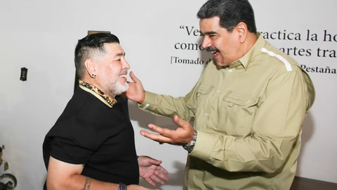 Fotografía cedida por prensa de Miraflores donde se observa al presidente venezolano, Nicolás Maduro (d), sostener un encuentro con Diego Armando Maradona este martes, en Caracas (Venezuela). Maduro recibió al exfutbolista argentino, quien visita el país petrolero para dar "apoyo político" al líder chavista. EFE/Prensa Miraflores/ NO VENTAS/ SOLO USO EDITORIAL