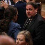 El líder de ERC, Oriol Junqueras, junto al ahora vicepresidente segundo, Pablo Iglesias, en el arranque de la XIII Legislatura en el Congreso, cuando el político independentista prometió su cargo como diputado
