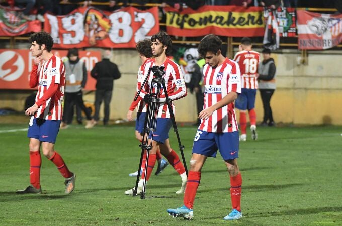 Los jugadores del Atlético de Madrid se retiran del terreno de juego, tras perder ante la Cultural Leonesa en el encuentro correspondiente a los dieciseisavos de final de la Copa del Rey disputado esta noche en el estadio Reino de León.