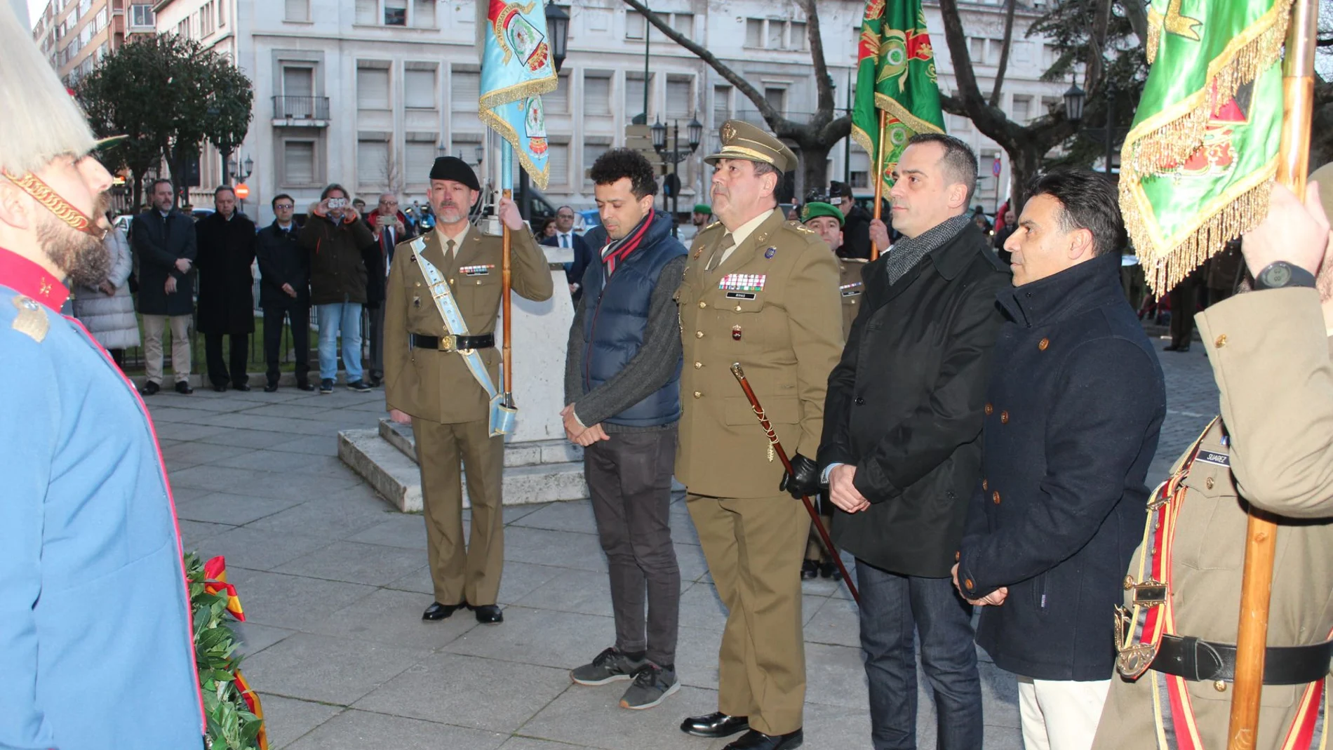 Arriado solemne en el Palacio Real de Valladolid presidido por el general José Rivas y en el que han participado los periodistas Wellington Dos Santos (La Razón), Roberto Breznes y Alberto Cabrejas