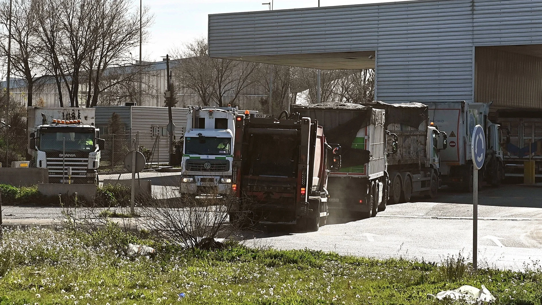 Varios camiones operan en el vertedero de Valdemingómez