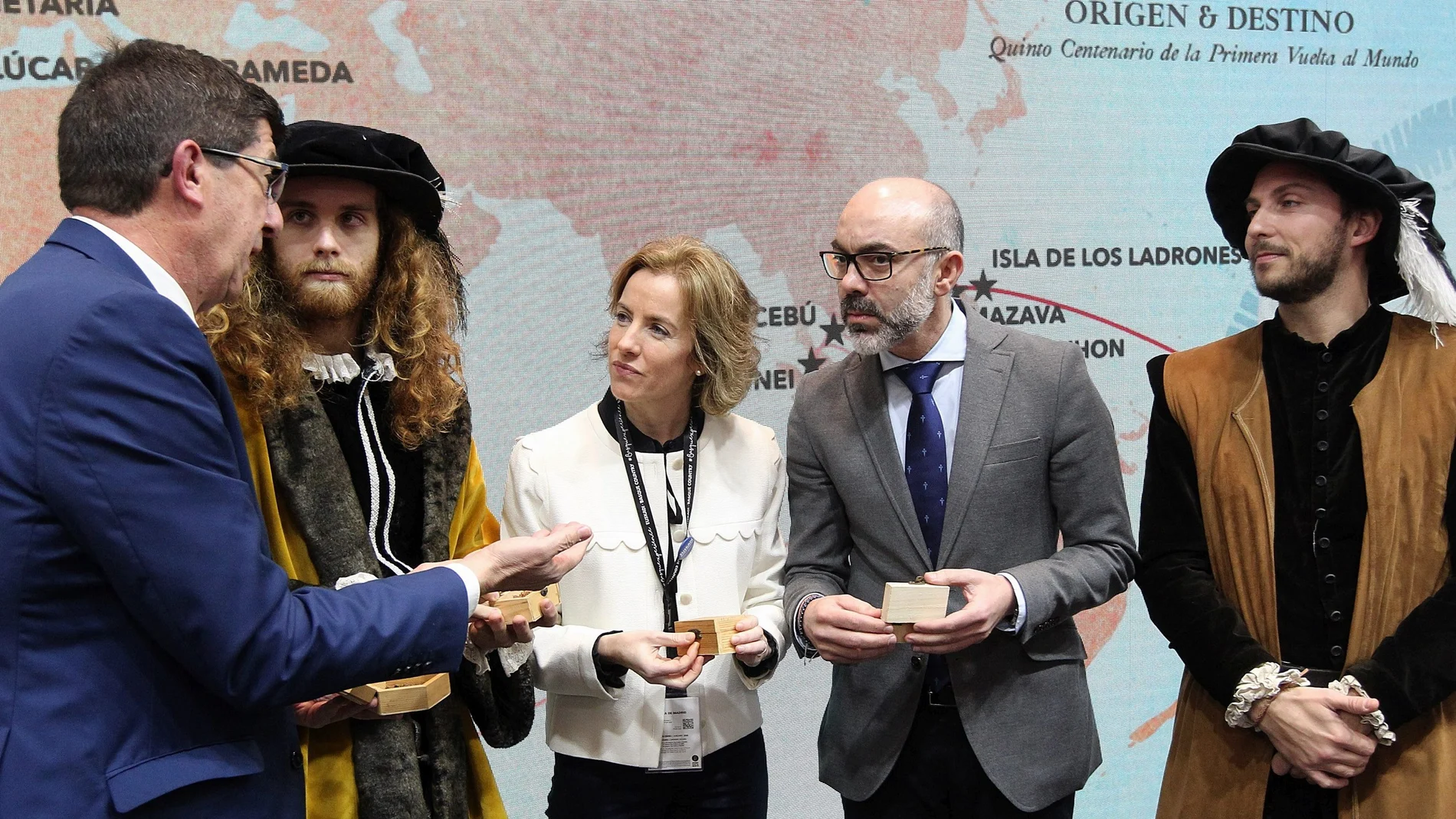 El consejero de Cultura, Javier Ortega, conversa el andaluz Juan Marín y la vasca Sonia Pérez tras la promoción del proyecto de la ruta Magallanes-Elcano