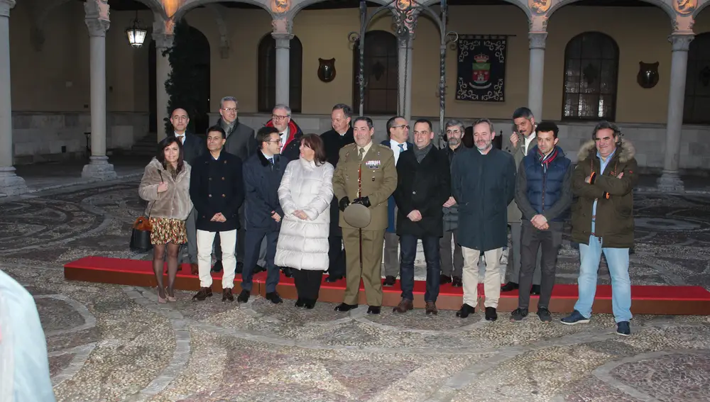 Periodistas asistentes al arriado solemne de la bandera nacional, en el Palacio Real, dedicado a los medios de comunicación