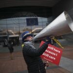 Un activista anti Brexit se manifiesta frente a la sede del Parlamento Europeo en Bruselas/AP