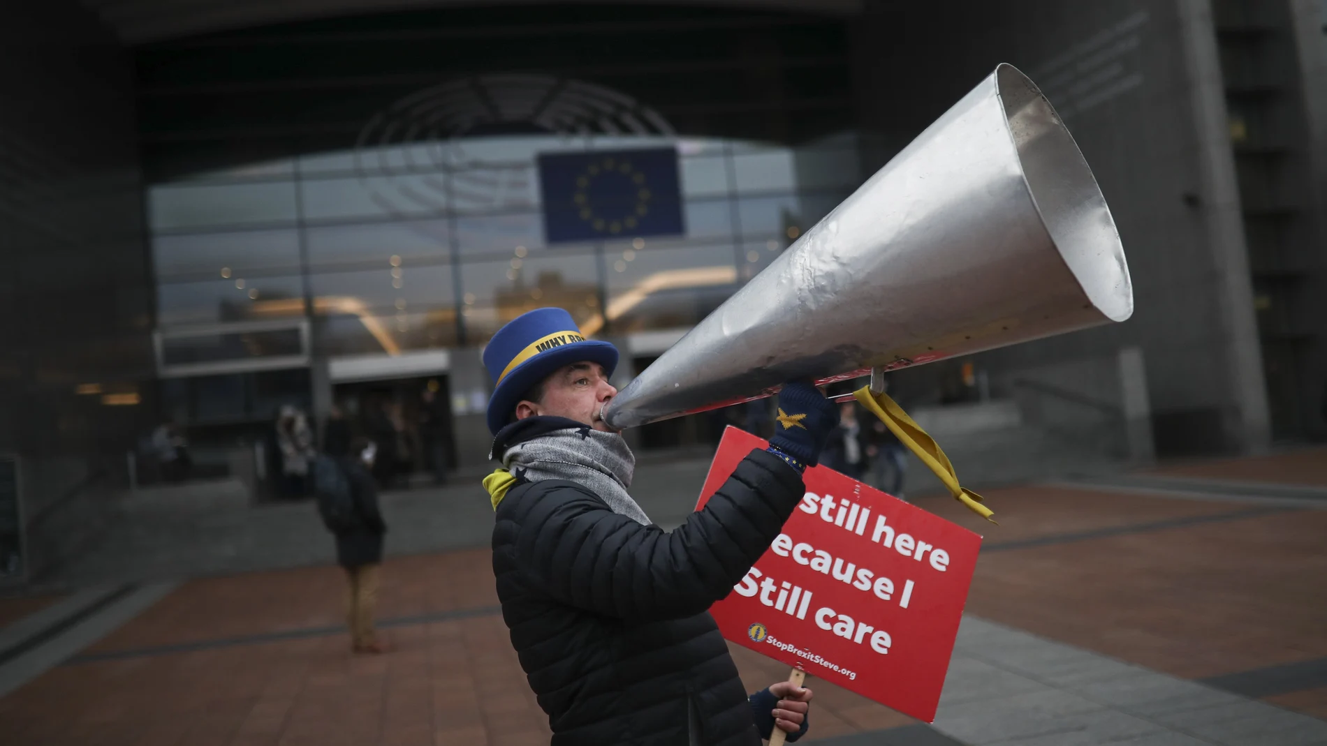 Un activista anti Brexit se manifiesta frente a la sede del Parlamento Europeo en Bruselas/AP