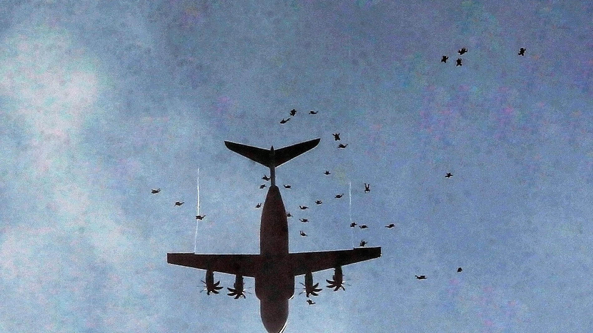 Más de 100 paracaidistas realizan el primer salto masivo desde un A-400M