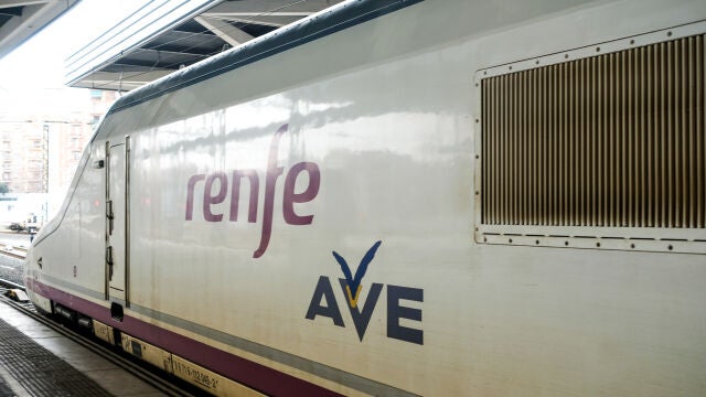 Cabecera de un tren AVE de Renfe en las vías de la Estación de Atocha