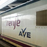 Cabecera de un tren AVE de Renfe en las vías de la Estación de Atocha