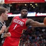 Zion Williamson atrapa un rebote ante los Spurs
