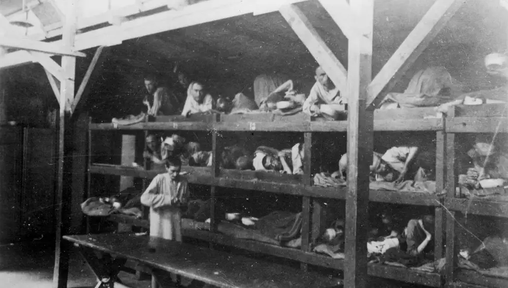 Reclusos acostados en literas en un cuartel en el campo de exterminio alemán nazi de Auschwitz-Birkenau después de su liberación.