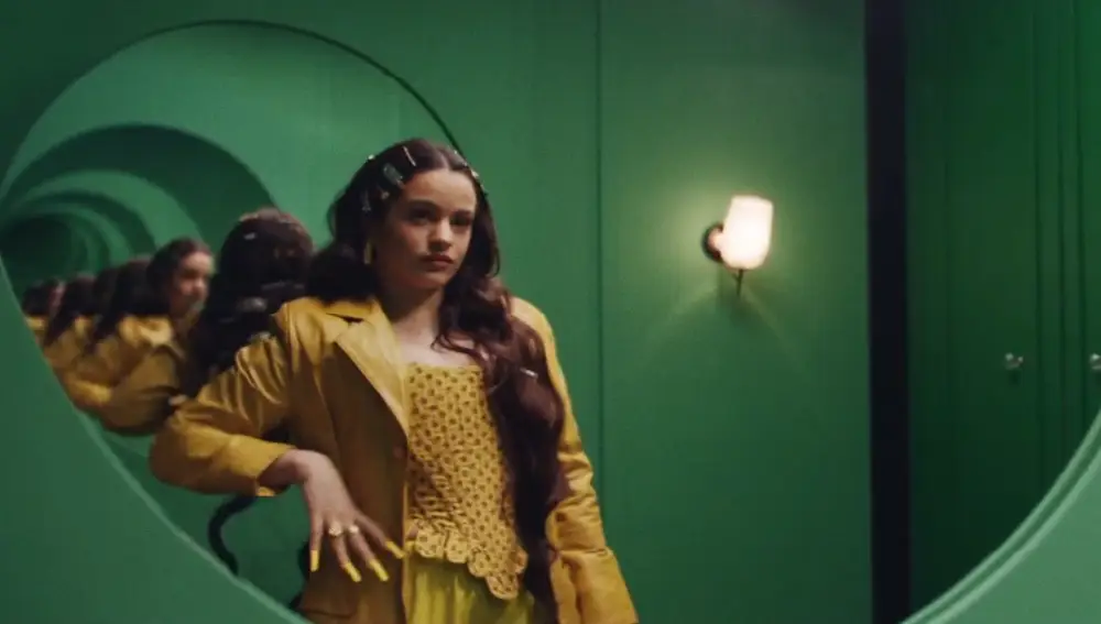 Rosalía, vestida de amarillo y con las uñas del mismo color en el videoclip de «Juro que»