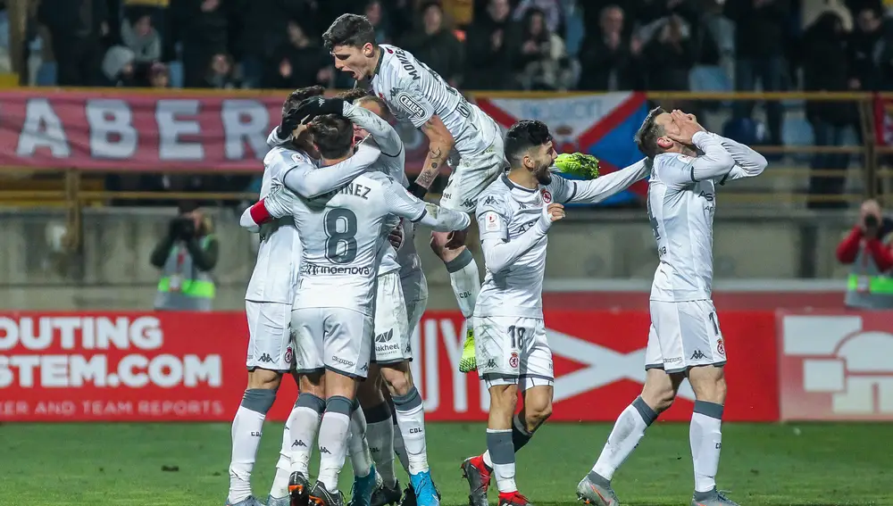 Julen Castaneda, Sergio Benito, Gabriel Gudino y Dionisio Emanuel Villalba "Dioni" del Cultural Leonesa celebran el gol de la victoria frente al Atlético de Madrid.