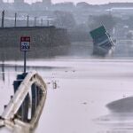 Aspecto de la C-31, que permanece cortada al trágico entre Verges y Torroella de Montgri por el desbordamiento del rio Ter, este viernes que, protección Civil de la Generalitat ha levantado las restricciones de confinamiento a los vecinos de una treintena de municipios de la cuenca baja del Ter, en Girona, ante el peligro de inundaciones por el desbordamiento del río