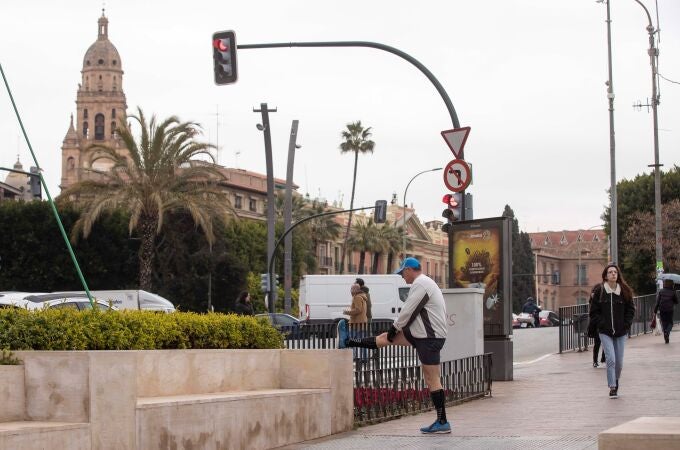 El Ayuntamiento de Murcia recomienda no hacer ejercicio al aire libre, ya que las ocho estaciones de medición de la calidad del aire registraron ayer valores superiores a los 50 microgramos por metro cúbico, elevando a nivel 3 la alerta por contaminación