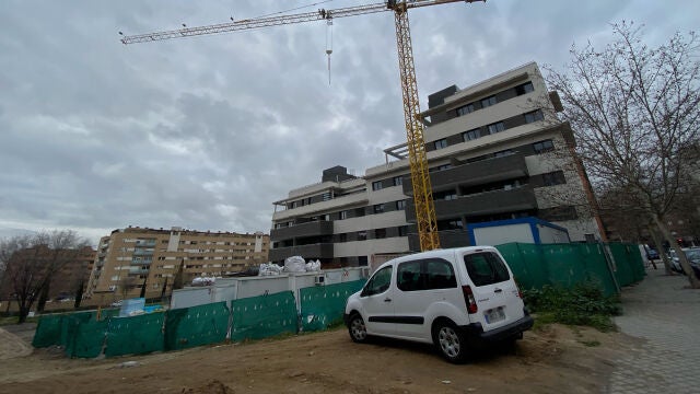 Un edificio en construcción en un momento en el que la demanda de hipotecas sufre su mayor caída desde 2013