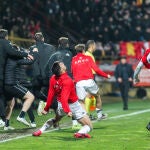 El banquillo del Cultural Leonesa celebra el gol de Julen Castaneda.