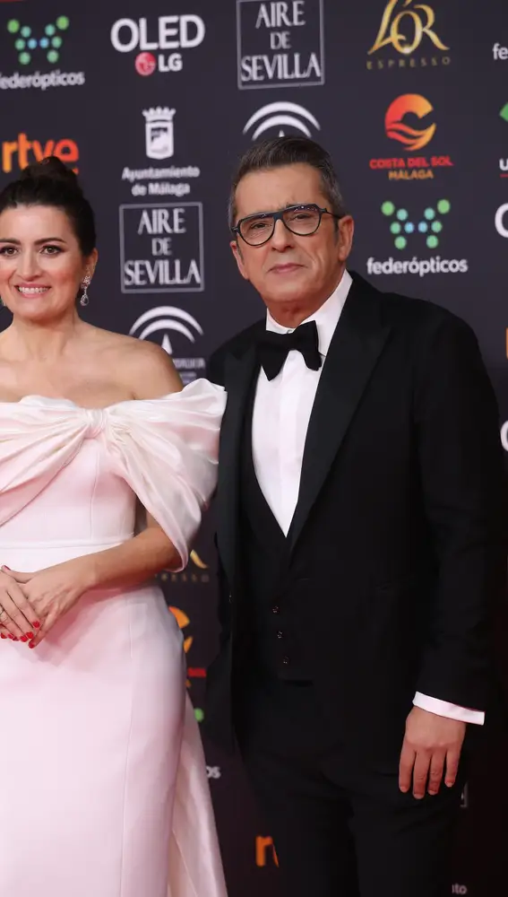 Los presentadores de la gala Andreu Buenafuente y Silvia Abril posa en la alfombra roja de la XXXIV edición de los Premios Goya, en Málaga