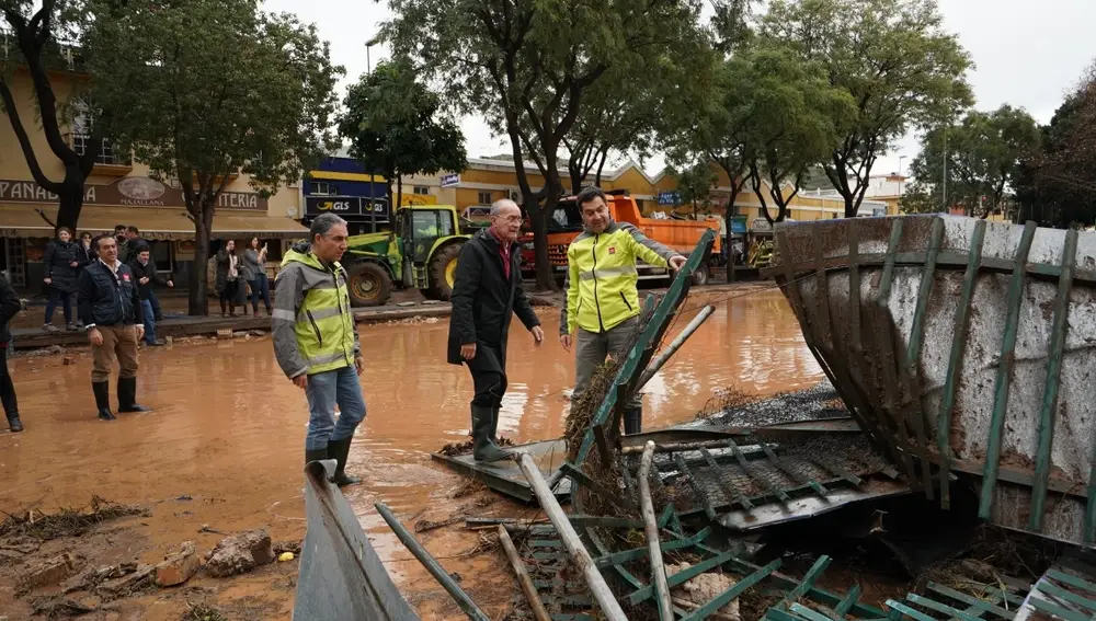 El presidente de la Junta (d) ha visitado este sábado Campanillas, la zona afectada por el temporal, junto al alcalde malagueño (c) y el consejero de Presidencia (i)