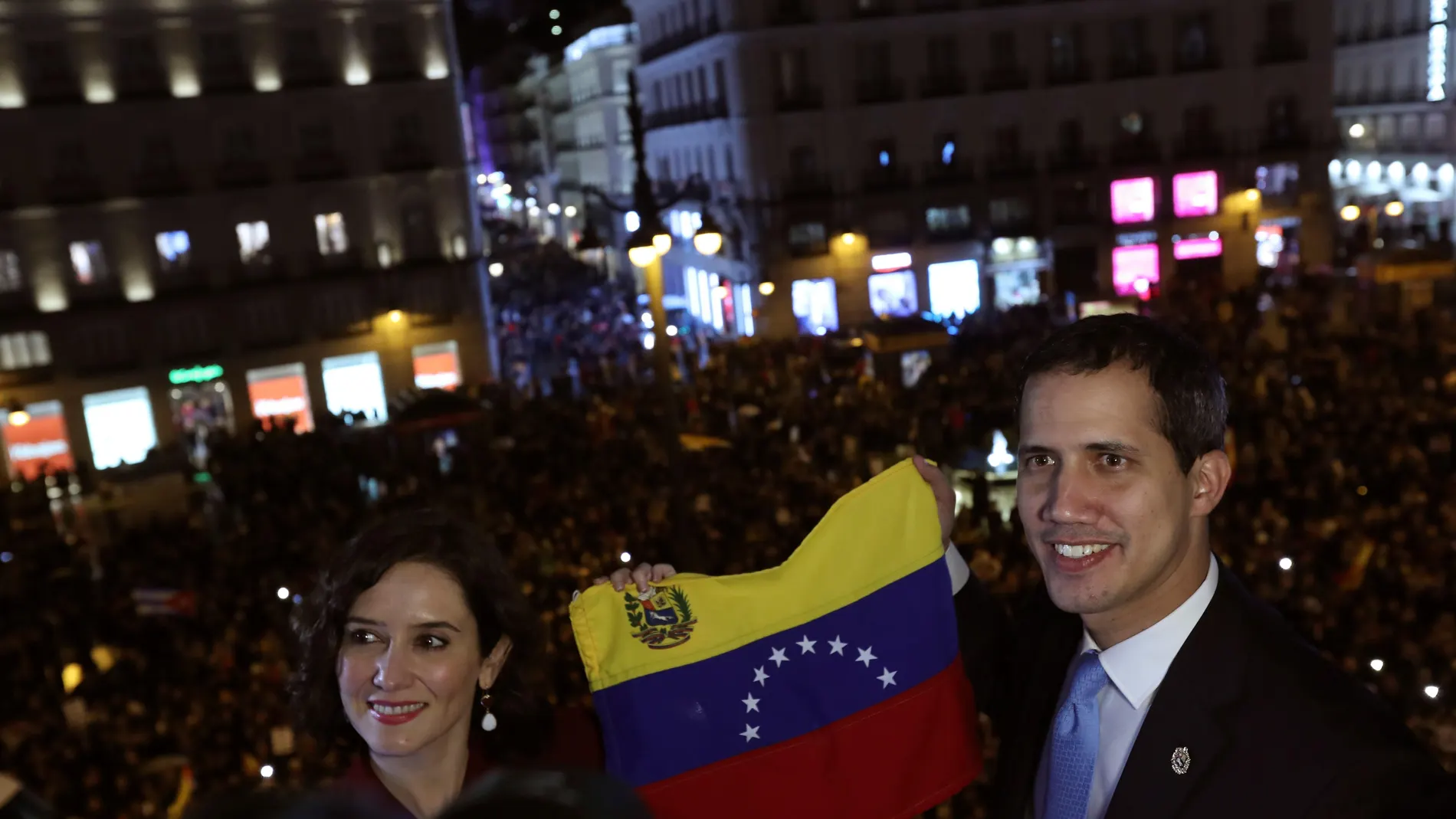 El presidente de la Asamblea Nacional de Venezuela, Juan Guaidó, posa junto a la presidenta de la Comunidad de Madrid, Isabel Díaz Ayuso , en el balcón de la sede de la Comunidad de Madrid en la Puerta del Sol