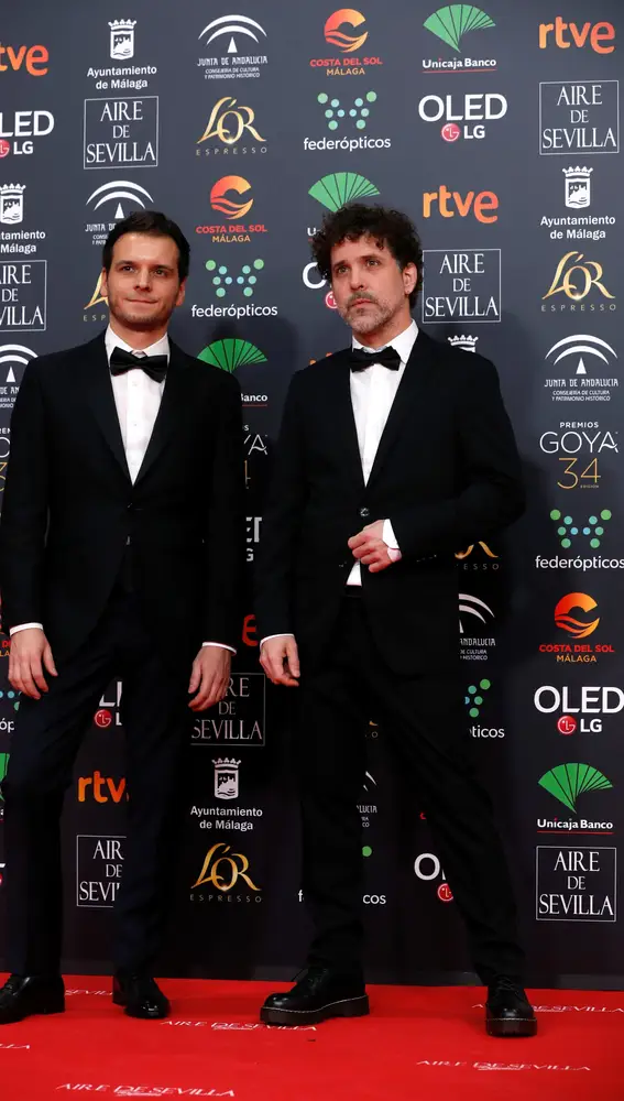 Los realizadores César Díaz Meléndez (d) y Pedro Collantes a su llegada a la gala de entrega de los Premios Goya 2020 que se celebra esta noche en el Palacio de los Deportes José María Martín Carpena de Málaga.