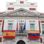 La Real Casa de Correos, sede del Gobierno de la Comunidad de Madrid, luce desde esta mañana la bandera de Venezuela en su balcón principal.