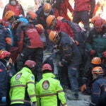 Elazig (Turkey), 25/01/2020.- Rescue workers search for survivors in the rubble of a building after an earthquake hit Elazig, Turkey, 25 January 2020. According to reports, at least twenty people have died and several are injured after 6.7 magnitude earthquake hit Turkey, also affecting parts of Syria, Georgia and Armenia. (Terremoto/sismo, Siria, Turquía) EFE/EPA/STR