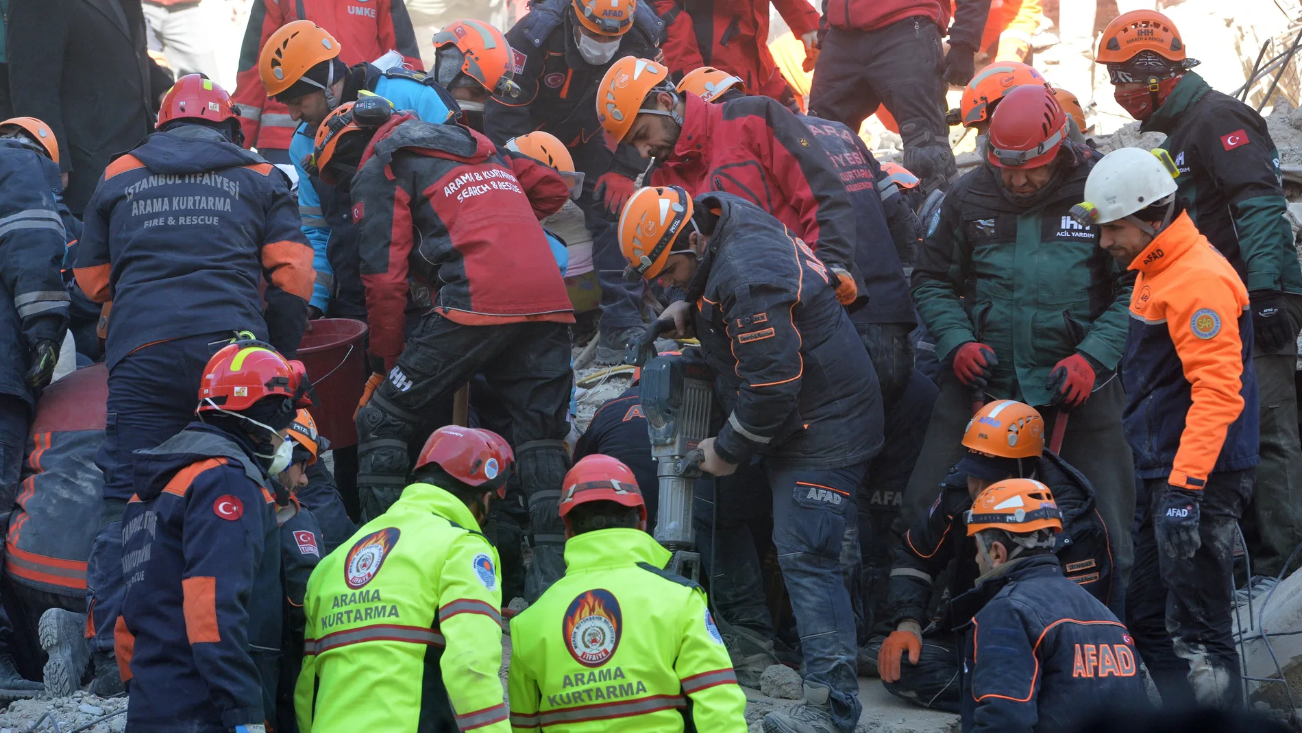 Elazig (Turkey), 25/01/2020.- Rescue workers search for survivors in the rubble of a building after an earthquake hit Elazig, Turkey, 25 January 2020. According to reports, at least twenty people have died and several are injured after 6.7 magnitude earthquake hit Turkey, also affecting parts of Syria, Georgia and Armenia. (Terremoto/sismo, Siria, Turquía) EFE/EPA/STR
