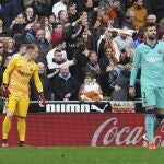 Ter Stegen y Piqué se lamentan después de uno de los goles del Valencia