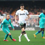 Maxi Gomez con el Valencia frente al Barcelona.