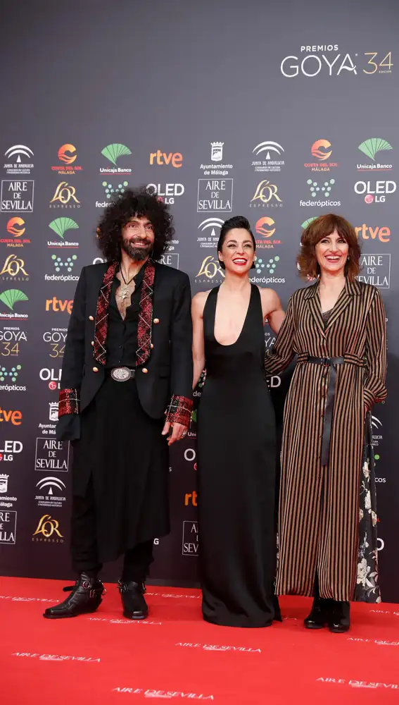 El músico armenio Ara Malikian, y las actrices Natalia Moreno y Amelia Hernánez (d)