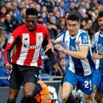 El delantero del Athletic de Bilbao Iñaki Williams, con Marc Roca en el RCDE Stadium