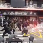 Batalla campal entre ultras del Valencia y del Barcelona en Mestalla.