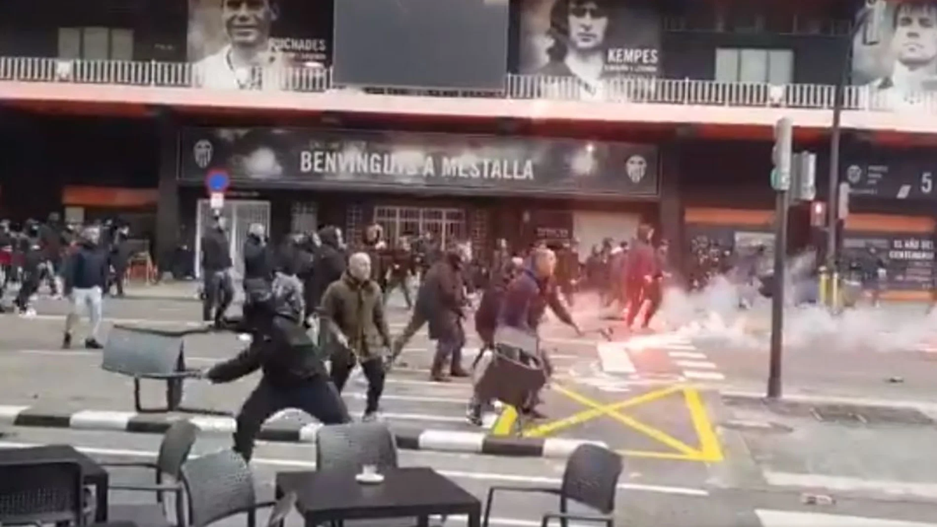 Batalla campal entre ultras del Valencia y del Barcelona en Mestalla
