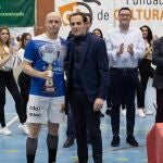 El presidente de la Diputación, Conrado Íscar, entrega el trofeo al capitán del Atlético Valladolid