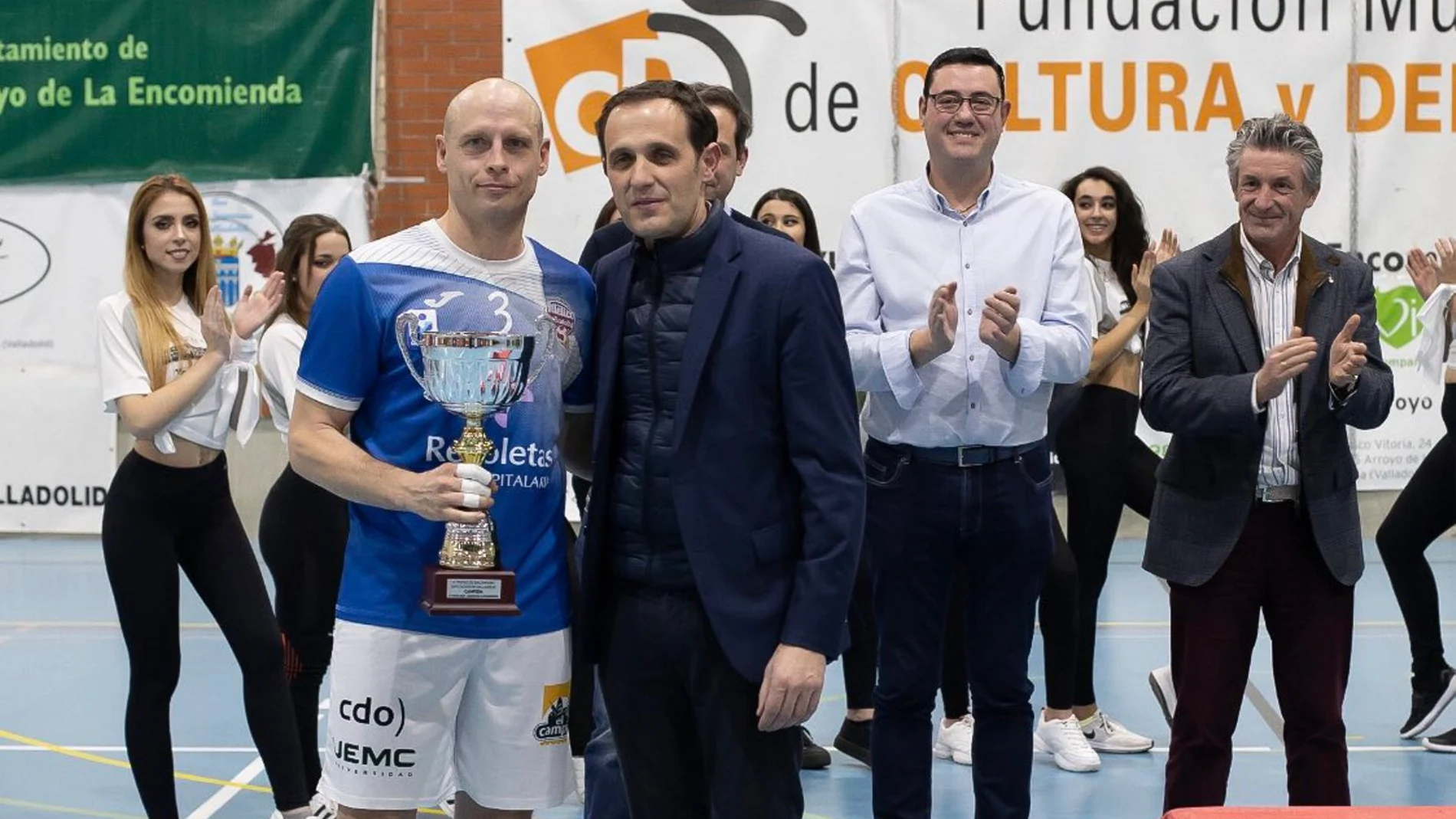 El presidente de la Diputación, Conrado Íscar, entrega el trofeo al capitán del Atlético Valladolid