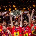 Los jugadores españoles en el podio donde celebran el triunfo en la final del Europeo de balonmano, en la que superaron a Croacia (22-20)