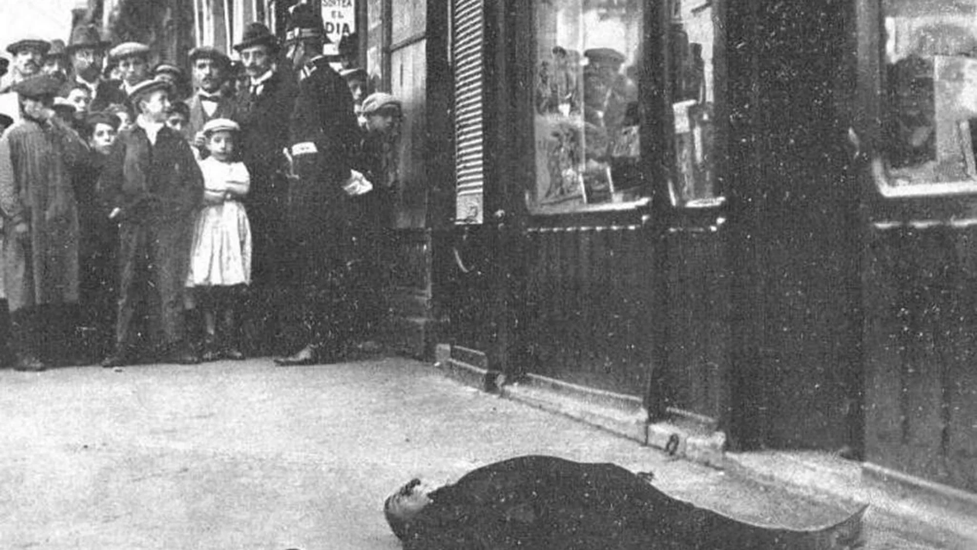 Fotografía del cuerpo de Canalejas después de que Manuel Pardiñas lo abatiera delante de la librería San Martín