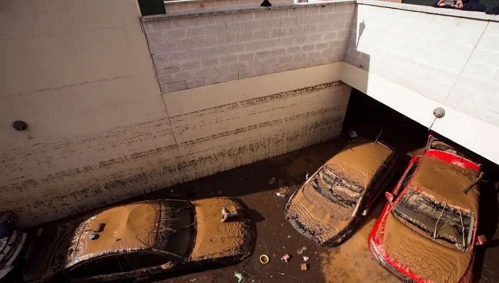 Muchos coches fueron arrastrados por la corriente y quedaron sepultados en el barro