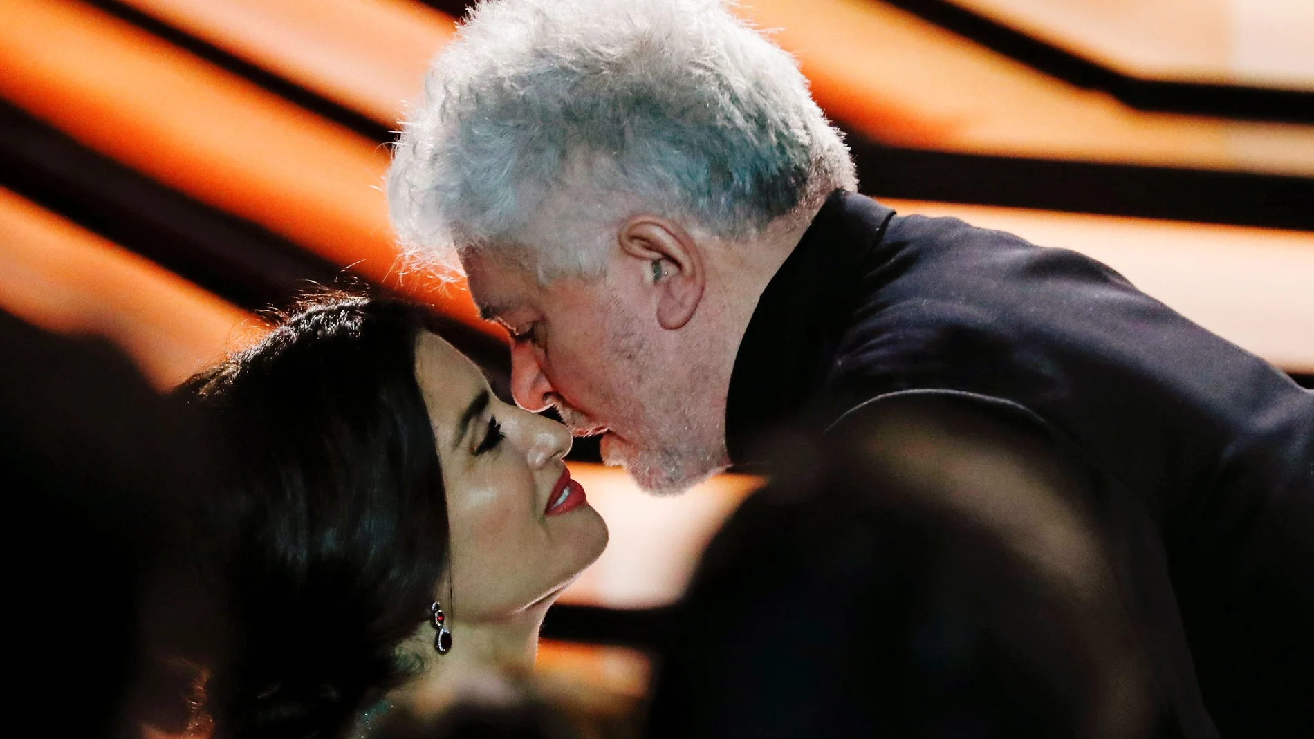 Pedro Almodóvar y Penélope Cruz se besan en el escenario de los Premios Goya 2020