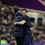 El defensa del Real Madrid, Nacho (d) y el técnico francés, Zinedine Zidane, celebran el primer gol del equipo madridista durante el encuentro correspondiente a la jornada 21 de primera división que han disputado esta noche frente al Real Valladolid en el estadio José Zorrilla de Valladolid