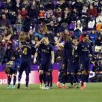 Los jugadores del Real Madrid celebran el primer gol del equipo madridista, que les ha dado la victoria frente al Real Valladolid en el encuentro correspondiente a la jornada 21 de primera división disputado esta noche en el estadio José Zorrilla de Valladolid.