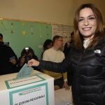 La candidata de de La Liga Emilia Romagna, Lucia Borgonzoni, emite su voto en un colegio electoral durante las elecciones regionales en la región de Emilia-Romaña/EP