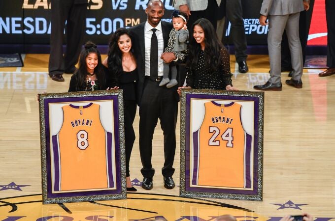 Kobe Bryant, junto a tres de sus cuatro hijas, en un homenaje en Los Ángeles